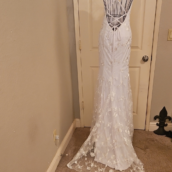 Elegant White Lace Wedding Dress - Picture 9 of 9